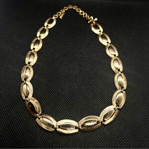Beautiful Vintage‎ MONET Gold Tone Scallops Brushed Necklace Adjustable